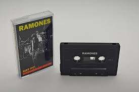 RAMONES - Buzz Off! KASETA
